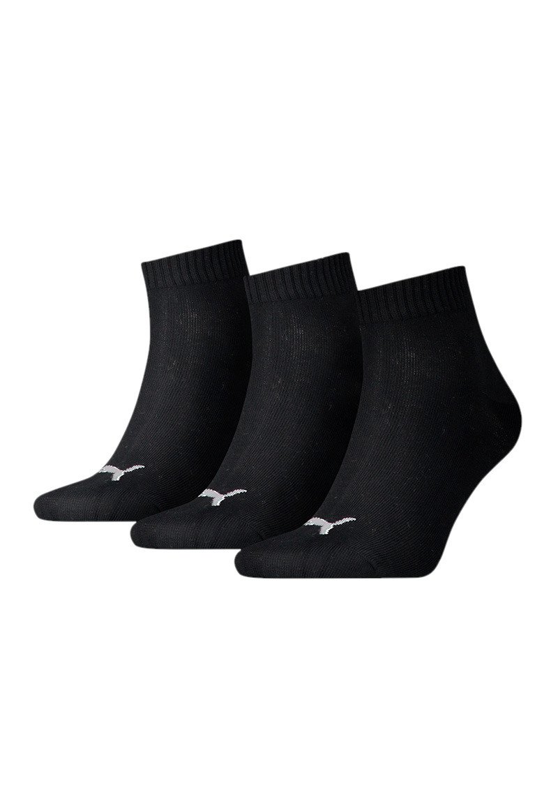 Calcetines de algodón negros hasta el tobillo, paquete de tres, con parte superior acanalada y acentos en blanco del logo a los lados. Textura suave con diseño ligero.