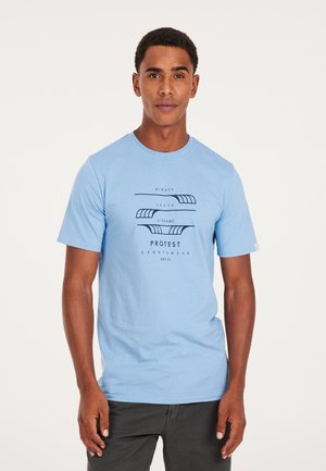 Hellblaues Baumwoll-T-Shirt mit dunklem grafischem Text, der "RIGHTY," "LEFTY" und "A-FRAME" sowie "PROTEST SPORTSWEAR" anzeigt.