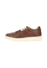 Sneaker in pelle marrone con finitura testurizzata, lacci bianchi e suola in gomma beige chiaro. Caratterizzato da cuciture e un logo sul lato.