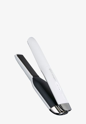 Lisseur à cheveux blanc et noir avec plaques en céramique, design courbé élégant et bouton d'alimentation sur la poignée, isolé sur fond clair.