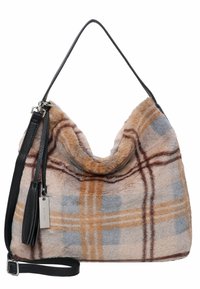 Plysset tjekket håndtaske i beige, brun og grå med en blød, pelsagtig tekstur, en rund top og en sort læderrem og frynse.