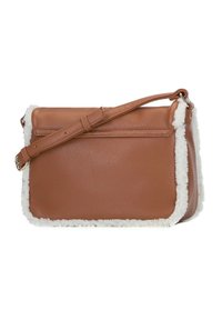 Borsa a spalla in pelle marrone con rifiniture in morbida pelliccia bianca, design piatto, tracolla regolabile e tasca con zip sul retro. La superficie testurizzata aggiunge dettaglio.