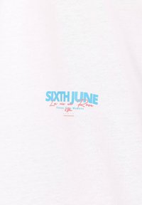 Witte katoenen t-shirt met een meerkleurige grafische print met de tekst "SIXTH JUNE" in blauw en roze, gladde textuur, geschikt voor casual gebruik.