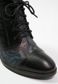 LAURA VITA Stövletter - black