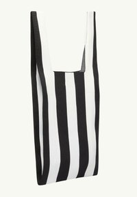 Schwarz-weiße gestreifte Tragetasche mit rechteckigem Öffnungsbereich und weichem Stoff. Verfügt über zwei breite Griffe für ein bequemes Tragen.
