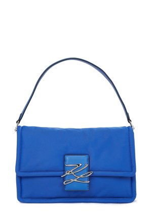 Niebieska prostokątna torebka z jednym górnym paskiem i srebrną ozdobną klamrą na przedniej klapie.