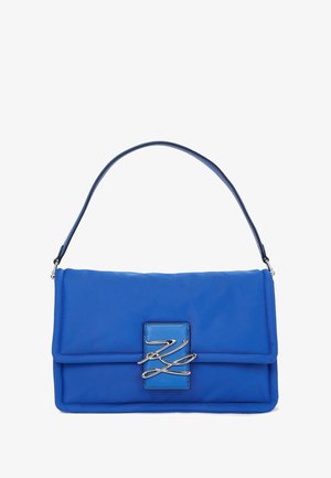 Sac à main rectangulaire bleu avec une seule anse supérieure et un fermoir décoratif argenté sur le rabat avant.