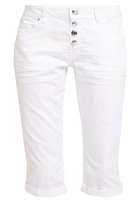 Witte katoen capri-broek met een knoopsluiting aan de voorkant, opgerolde zomen en twee zijzakken, met een gladde textuur en eenvoudig ontwerp.