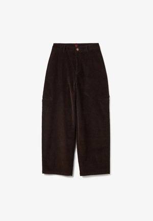 Pantaloni in corduroy marrone con gamba larga, caratterizzati da una chiusura frontale con bottone, due tasche laterali e un tessuto testurizzato.