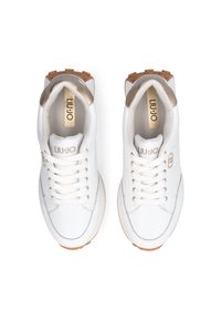 Hvide lædersneakers med en polstret hæl med guldaccenter og guldlogo, som har flade hvide snørebånd og en struktureret gummisål.