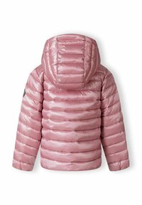 Vadderad rosa pufferjacka med huva, som har horisontella sömmar och en rund logopatch på vänster ärm. Blank tygtextur.