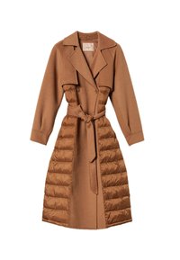 Hnedý trench coat so štruktúrovaným dizajnom, zvršok zo zmesi vlny a prešívaného materiálu na dolnej časti, previazaný opaskom v páse.