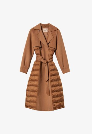 Trench coat marrone con un design strutturato, caratterizzato da una parte superiore in misto lana e una parte inferiore trapuntata, legato in vita con una cintura.