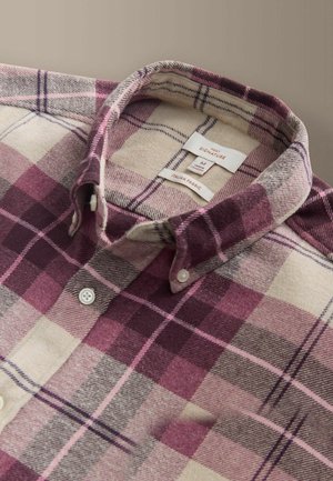 Koszula flanelowa z wzorem w fioletową kratę na kremowym tle, z kołnierzykiem na guziki oraz białymi guzikami. Wykonana z włoskiego materiału.