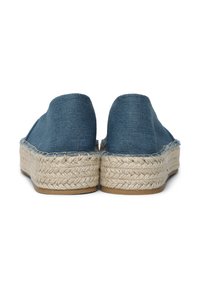 Espadrillas in canvas blu con una suola intermedia in juta intrecciata e una suola esterna in gomma marrone chiaro, caratterizzate da una tomaia testurizzata e un design della parte posteriore arrotondato.