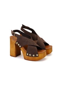 Braune Wildleder Slingback-Plateau-Absätze mit einem Holzblockabsatz. Mit gekreuzten Riemen und metallischen Nietenverzierungen an der Seite.