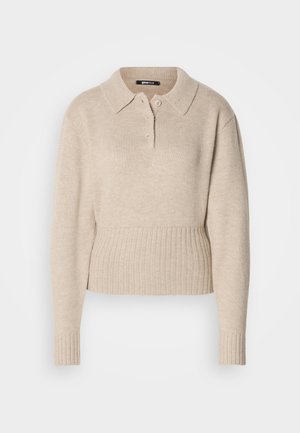 Beige Strickpullover mit langen Ärmeln, gerippten Bündchen und Saum sowie einer kurzen Knopfleiste unter einem klassischen Kragen.