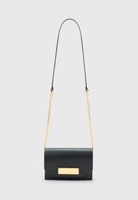 Borsa in pelle nera con chiusura placcata in oro, caratterizzata da una forma rettangolare, una superficie liscia e una tracolla a catena per una maggiore versatilità.