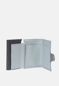 Vouwportemonnee in zwart en lichtgrijs. Gemaakt van soepel leer met een textuur aan de binnenkant, met kaartslots en een drukknoopsluiting.