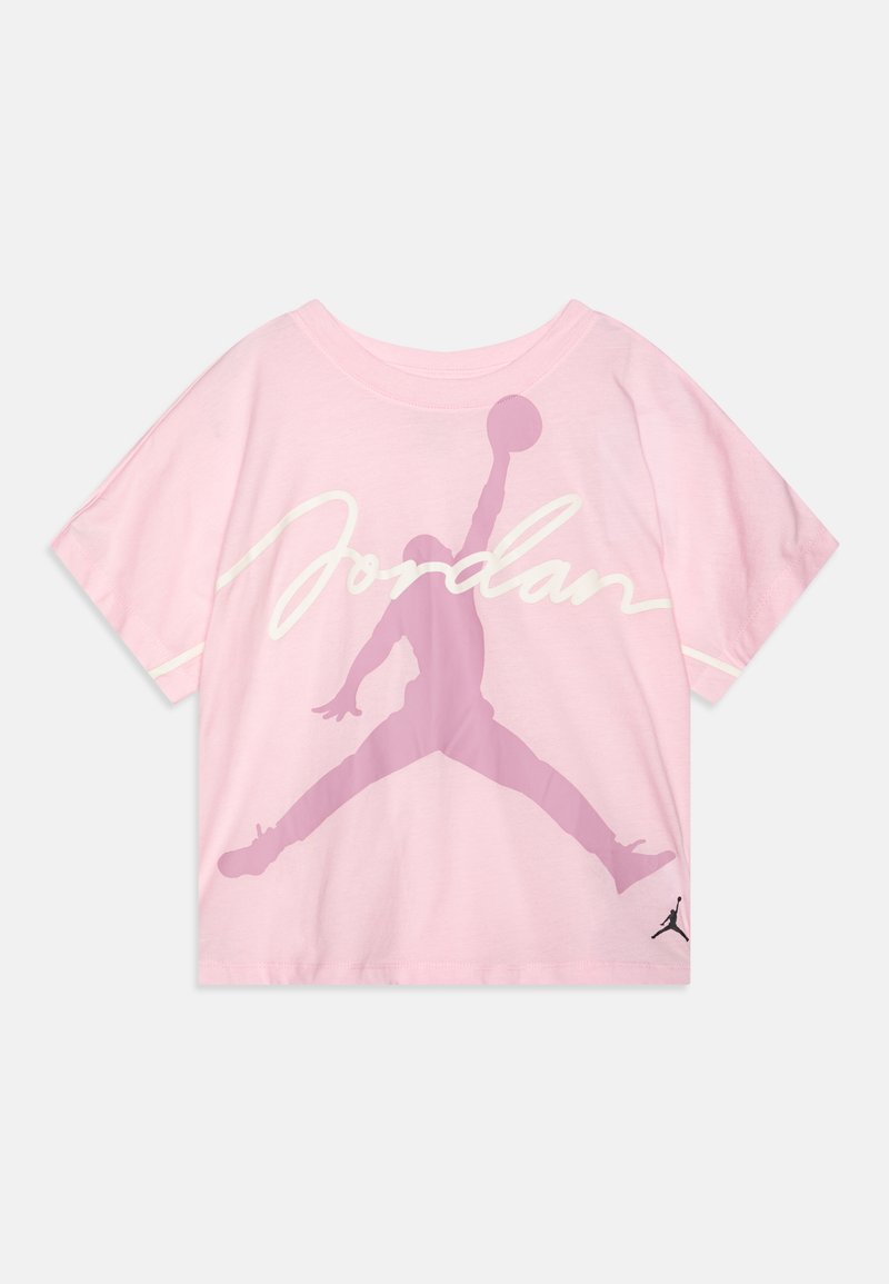 Roze katoenen t-shirt met een ronde hals. Heeft een grote rode Jumpman-silhouet en de tekst "Jordan" in het wit. Korte mouwen, relaxed fit.