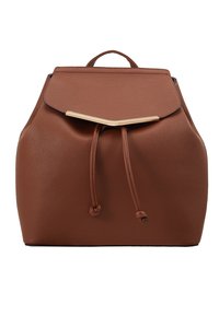 Zaino in pelle marrone con una forma strutturata, chiusura a coulisse e un cappuccio con un accento dorato. Superficie texturizzata, design minimalista.