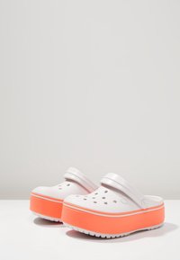 Crocs CROCBAND PLATFORM CLOG - Badsandal - barely pink/bright coral