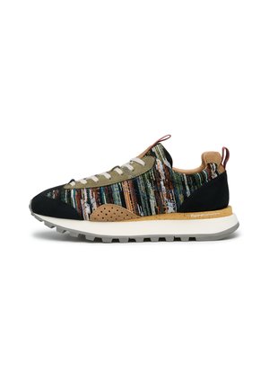 Sneaker low-top con tessuto a righe multicolore, dettagli in camoscio beige, tacco nero, suola bianca e lacci bianchi, vista laterale su sfondo bianco.
