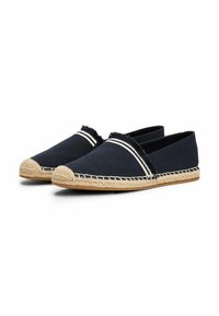 Marine canvas espadrilles met een rafelige rand, witte strepen, een jute touwzool en een contrasterende lichtere binnenvoering.