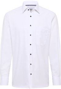 Camisa blanca de manga larga hecha de tela suave, con cierre de botones en la parte delantera, botones negros y un único bolsillo en el pecho.