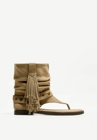 Bershka FLAT WITH FRINGING - GAITER  - Sandale cu baretă pe gleznă - sand