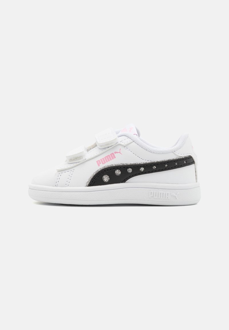 Baskets blanches avec des accents noirs et roses, dotées de bandes Velcro et de détails scintillants sur le côté. Matière en cuir lisse.