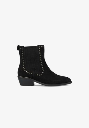 Stivaletti neri in suede con tacco basso a blocco, caratterizzati da un design a righe verticali e dettagli borchiati lungo i bordi.