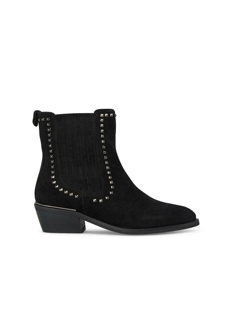 Stivaletti neri in suede con tacco basso a blocco, caratterizzati da un design a righe verticali e dettagli borchiati lungo i bordi.