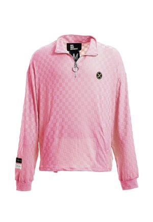 Jersey de manga larga rosa con patrón de tablero de ajedrez texturizado, cremallera hasta la mitad con tirador en forma de anilla, pequeño logo circular negro y dorado en el pecho.
