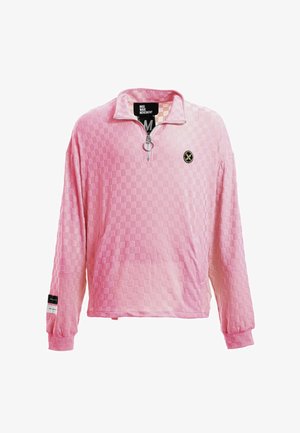Jersey de manga larga rosa con patrón de tablero de ajedrez texturizado, cremallera hasta la mitad con tirador en forma de anilla, pequeño logo circular negro y dorado en el pecho.