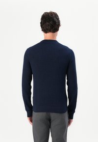 Blauer Strickpullover mit strukturiertem Muster, langen Ärmeln und rundem Ausschnitt. Gerippte Bündchen und Saum, die eine taillierte Silhouette betonen.