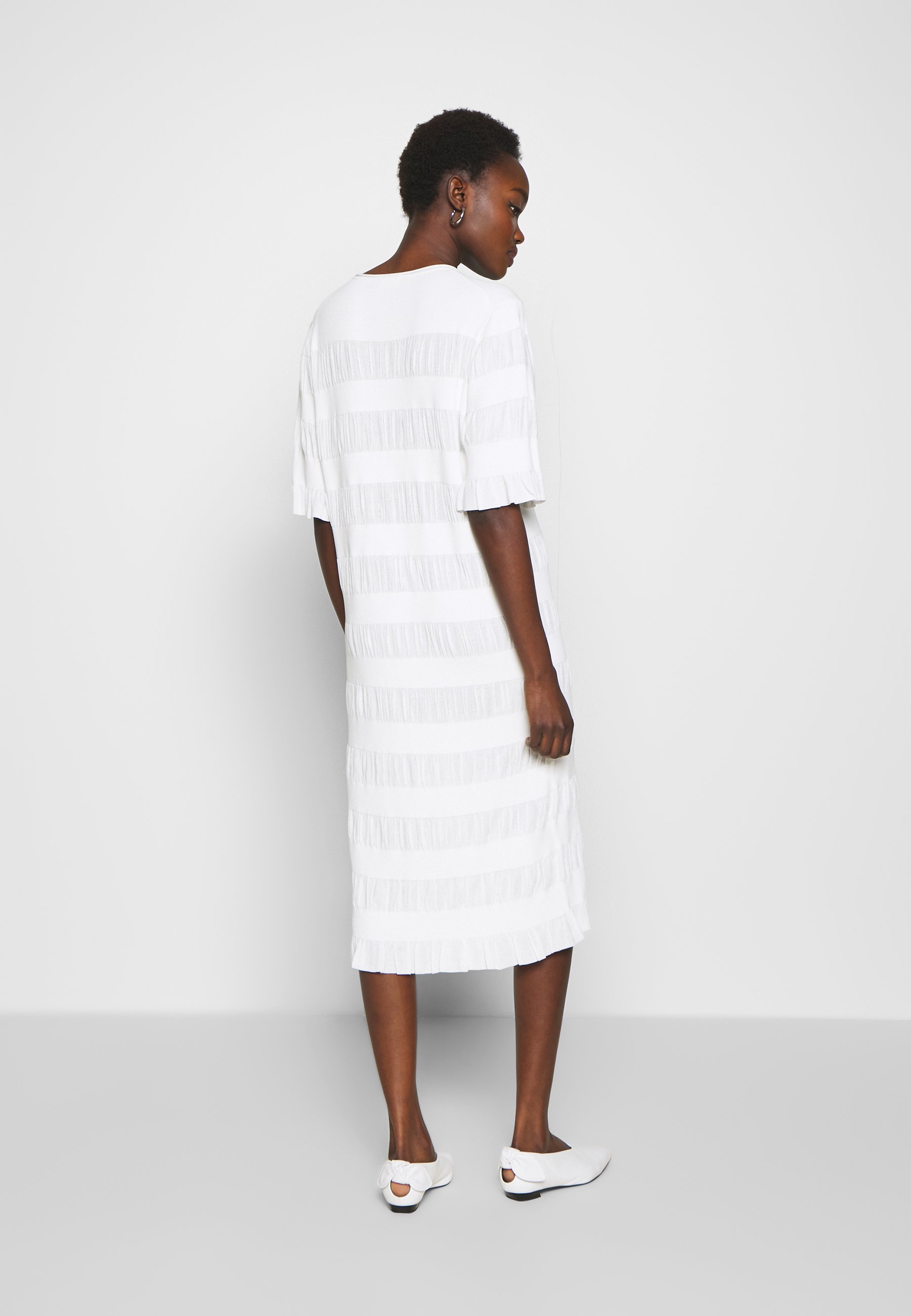By Malene Birger HELOSIS Stickad klänning soft white By Malene Birger HELOSIS Stickad klänning soft white