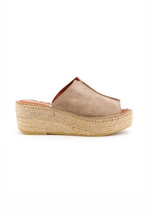 Sandalo con zeppa in suede beige con suola platform in corda intrecciata e punta aperta, stile slip-on con tomaia chiusa.