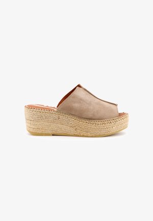 Sandalo con zeppa in suede beige con suola platform in corda intrecciata e punta aperta, stile slip-on con tomaia chiusa.