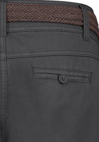 Graue Hose mit einem geflochtenen braunen Bund, einer Gesäßtasche mit Knopfverschluss und glatter Stoffstruktur.