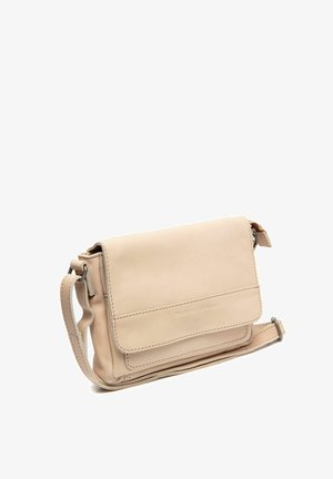 Beige leren schoudertas met een klep-sluiting, verstelbare schouderband en een gladde textuur. Inclusief een voorvak en een reliëflogo-detail.