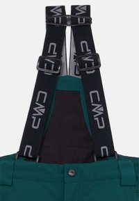 Zielone spodnie z czarnymi regulowanymi szelkami z logo "CMP". Posiadają zapięcie na guzik i gładką fakturę. Widoczne brak dodatkowych kieszeni.