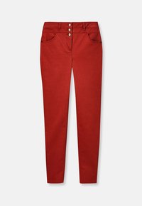Pantalones ajustados rojos de tejido de mezcla de algodón, con cierre de botón de tres botones metálicos, dos bolsillos frontales y una textura suave.