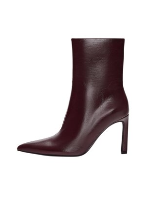 Bota de cuero burdeos para el tobillo con punta puntiaguda y tacón alto y delgado. Textura lisa y diseño sin costuras, sin herrajes ni adornos visibles.
