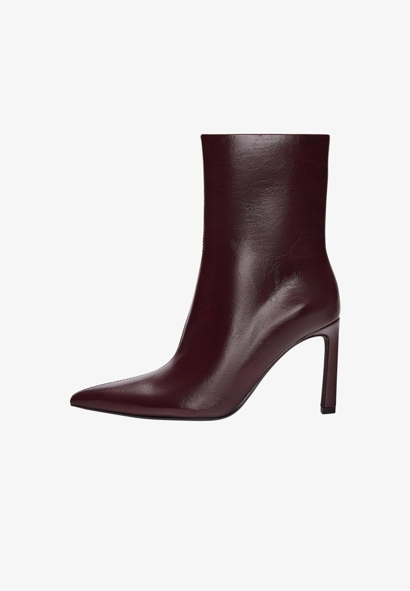 Bottine en cuir bordeaux avec un bout pointu et un talon haut et fin. Texture lisse et design sans coutures, sans éléments métalliques visibles ni accents.