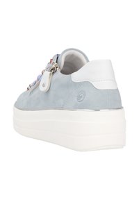 Baskets plateformes en daim bleu clair avec des accents blancs. Présentent une fermeture éclair métallique et des lacets multicolores. Bout arrondi et semelle robuste.