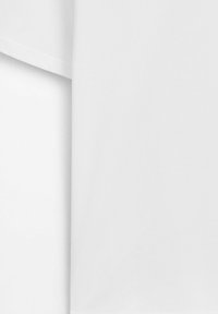 Hvidt stof med en glat, mat tekstur, hvor kanterne er rene og uden synlige mønstre eller udsmykninger. Simpelt og minimalistisk design.