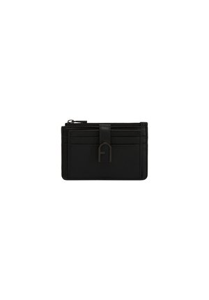 Portafoglio nero in pelle texture con molte fessure per carte, scomparto con zip e dettaglio ad anello. Forma rettangolare compatta.