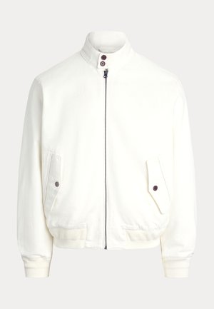 Λευκό μπουφάν bomber με φερμουάρ, ριμπ μανσέτες και τελείωμα, δύο τσέπες με καπάκι και κουμπιά, και ψηλό γιακά με δύο σκουρόχρωμα κουμπιά.