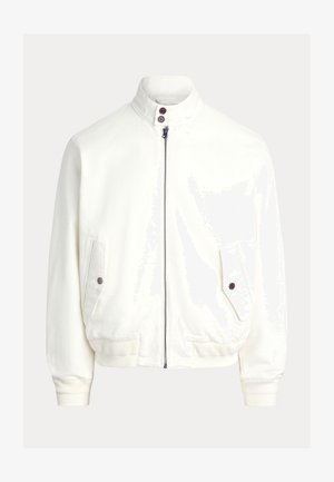 Λευκό μπουφάν bomber με φερμουάρ, ριμπ μανσέτες και τελείωμα, δύο τσέπες με καπάκι και κουμπιά, και ψηλό γιακά με δύο σκουρόχρωμα κουμπιά.